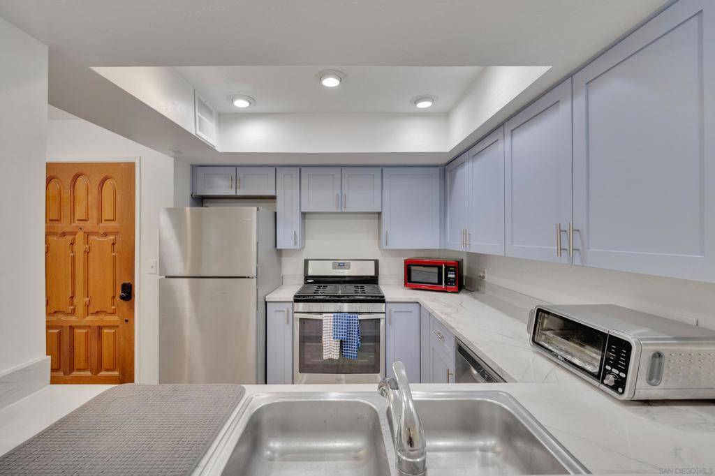 San Diego, CA 92103,4055 Falcon St #102