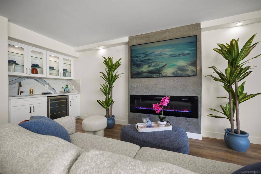 Coronado, CA 92118,1820 Avenida del Mundo #208