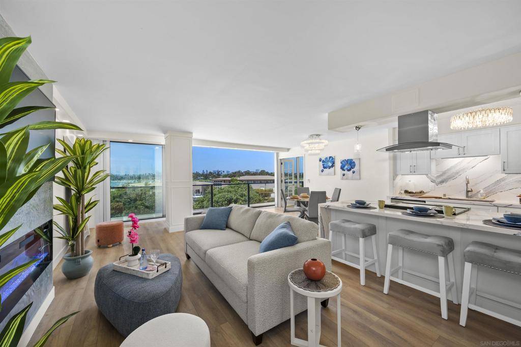 Coronado, CA 92118,1820 Avenida del Mundo #208