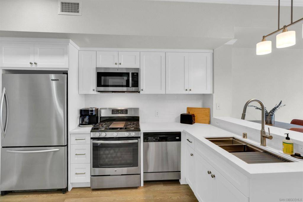 San Diego, CA 92101,445 Island Ave #303