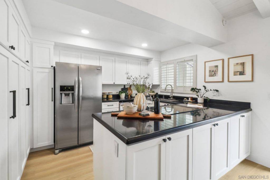 San Diego, CA 92117,4174 Balboa Way