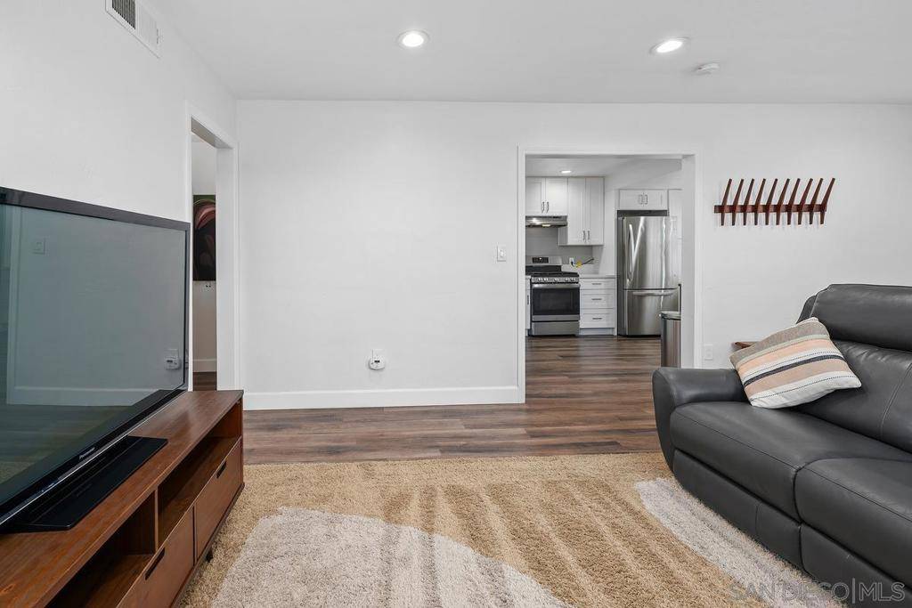 San Diego, CA 92115,3861 Demus St