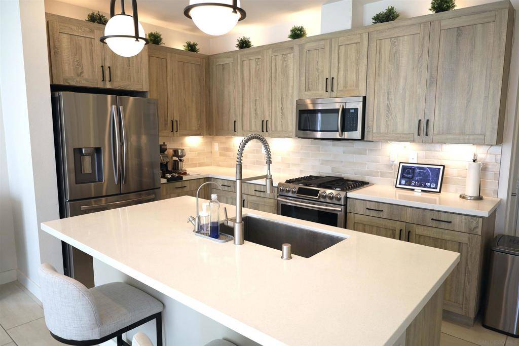 Carlsbad, CA 92010,3281 Vestra way