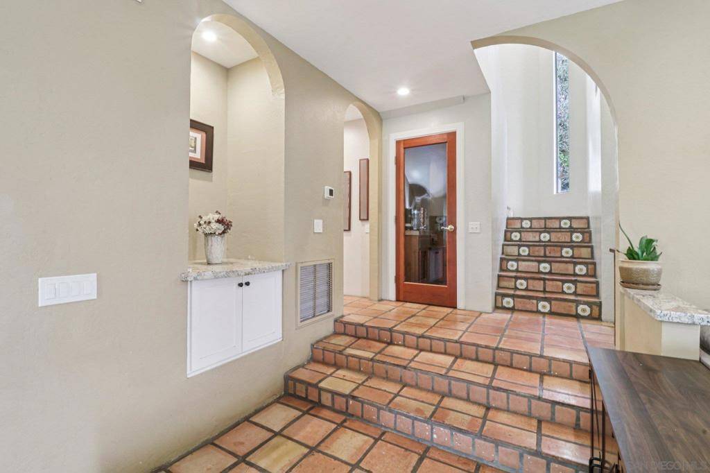 La Jolla, CA 92037,8358 Gilman Dr