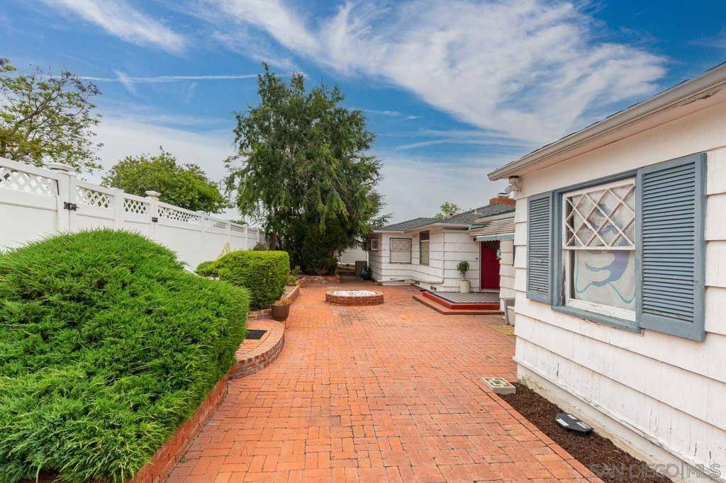 El Cajon, CA 92020,874 Hacienda Drive