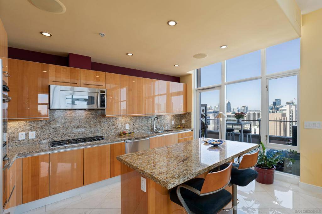 San Diego, CA 92101,550 Front St #2702