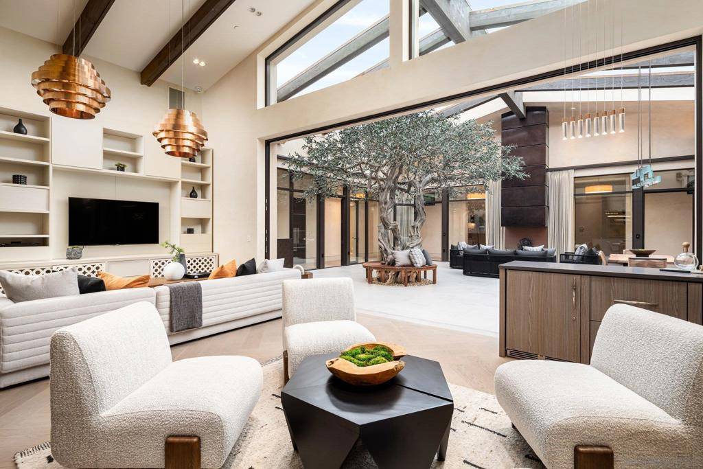 La Jolla, CA 92037,6005 La Jolla Scenic Dr S