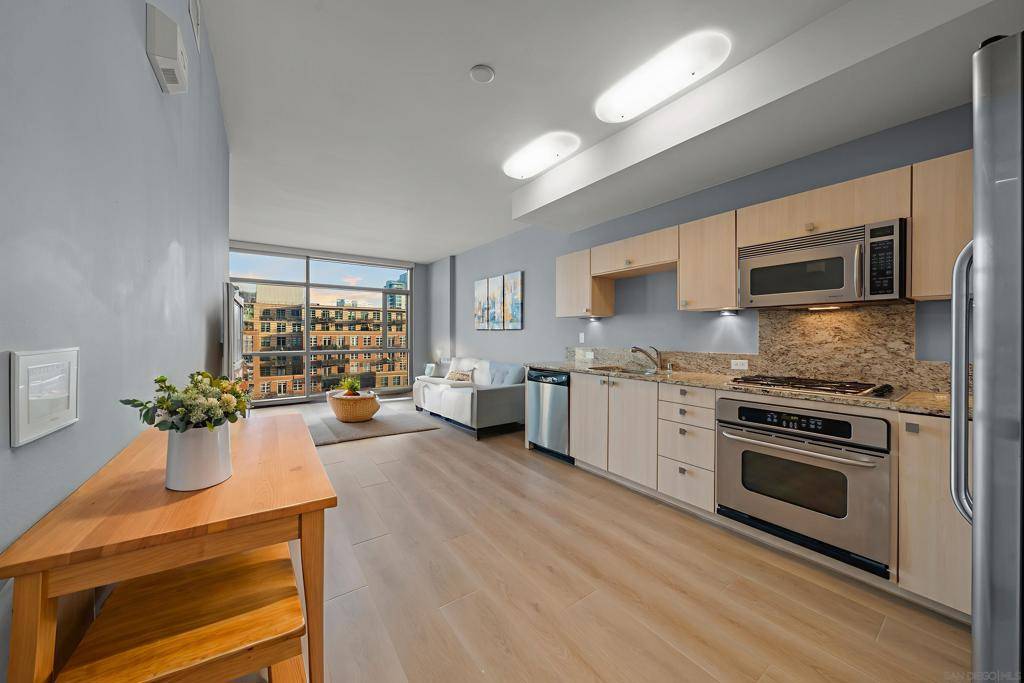 San Diego, CA 92101,800 The Mark Ln #1006