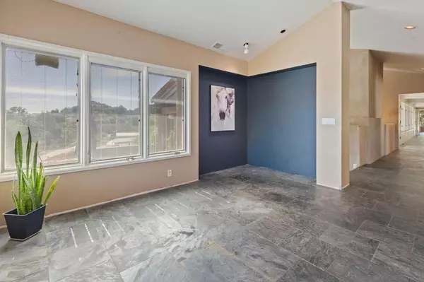 Escondido, CA 92026,27615 Alps Ln