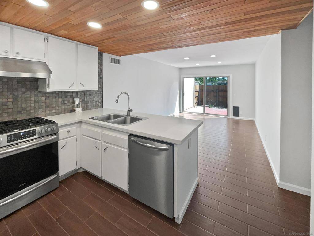 San Diego, CA 92124,9917 Park Crest Ln