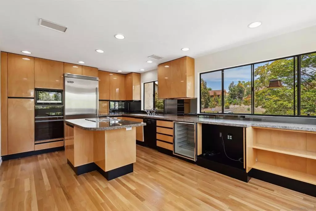 La Jolla, CA 92037,3946 La Jolla Village Dr