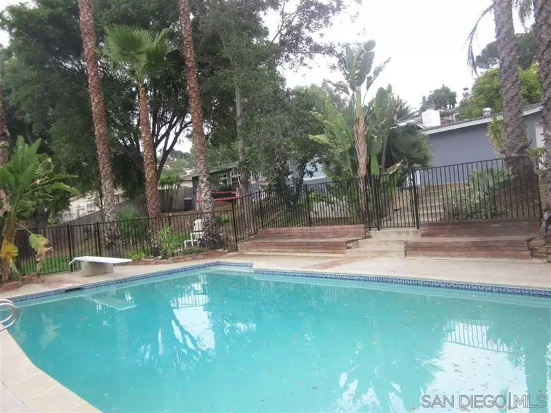 1190 Robertson Dr, Escondido, CA 92025