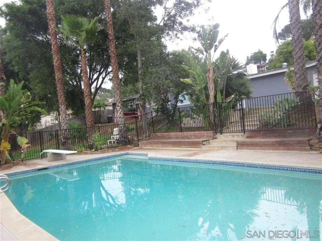 1190 Robertson Dr, Escondido, CA 92025