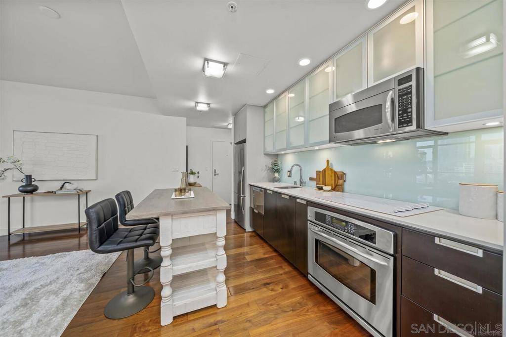 San Diego, CA 92101,575 6th Ave #901