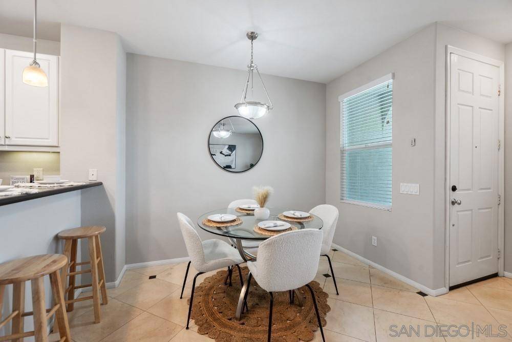 Vista, CA 92083,211 Calle Del Sol