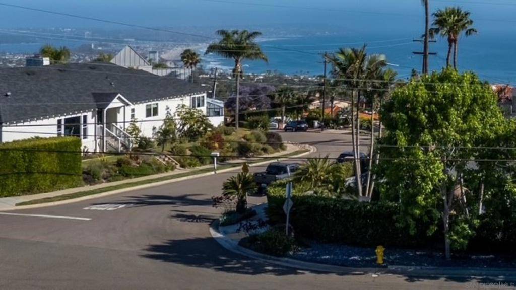 La Jolla, CA 92037,896 La Jolla Rancho Road