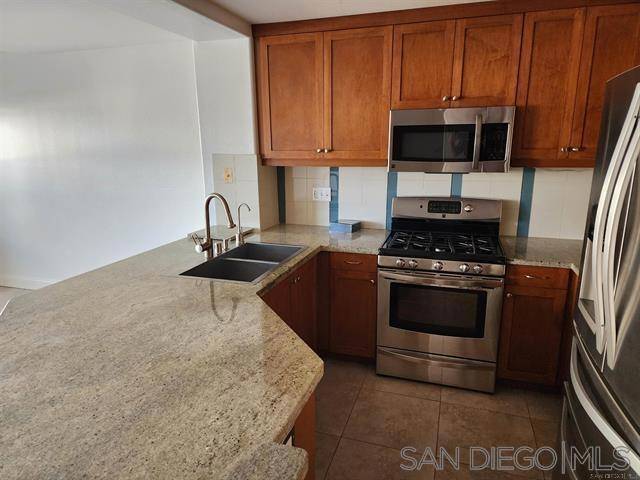 San Diego, CA 92130,12630 Carmel Country Rd #115