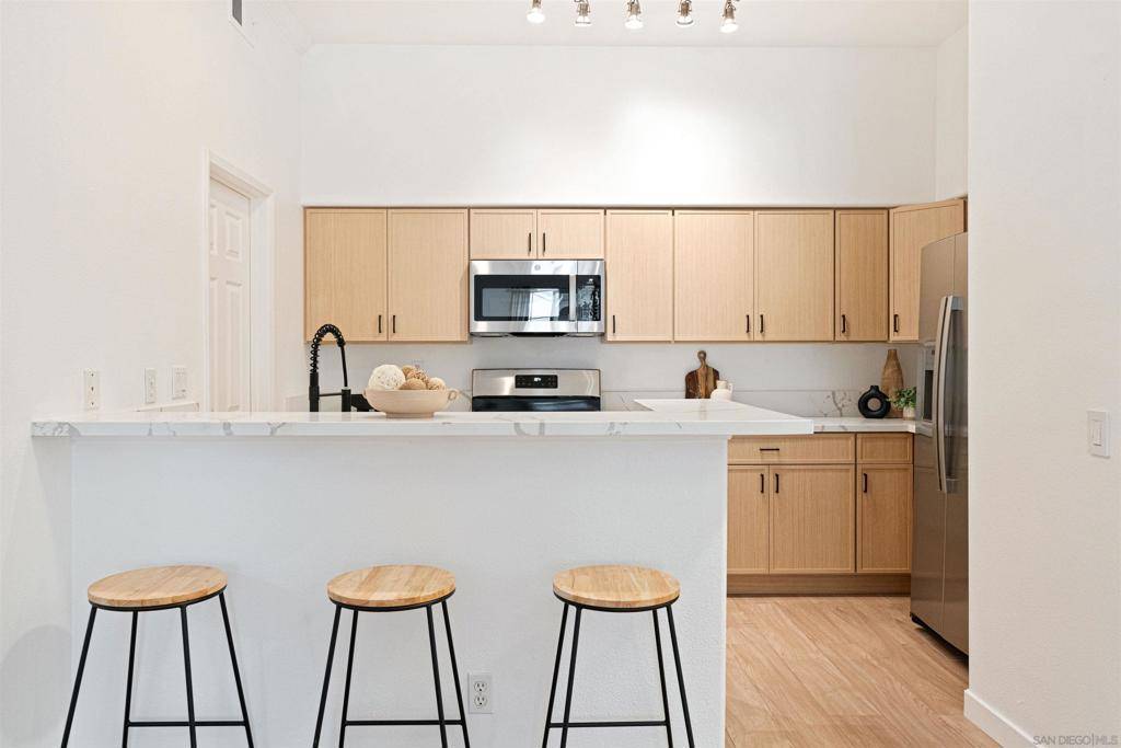 San Diego, CA 92130,12364 Carmel Country Rd #306