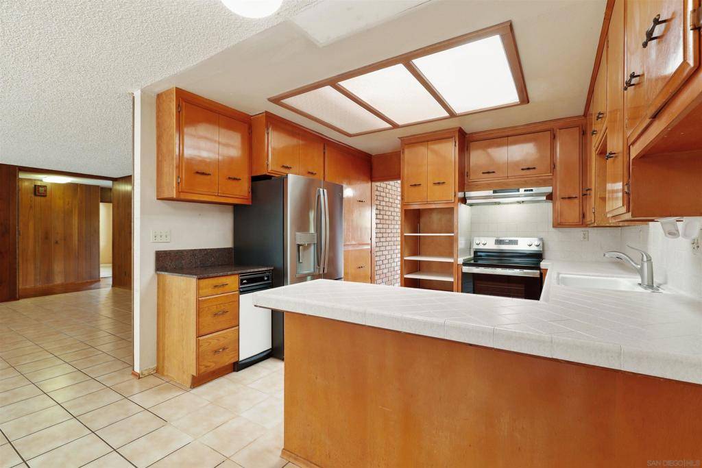 San Diego, CA 92105,4114 Manzanita Dr