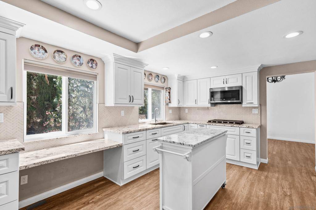 8885 Burkshire Pl, Lakeside, CA 92040