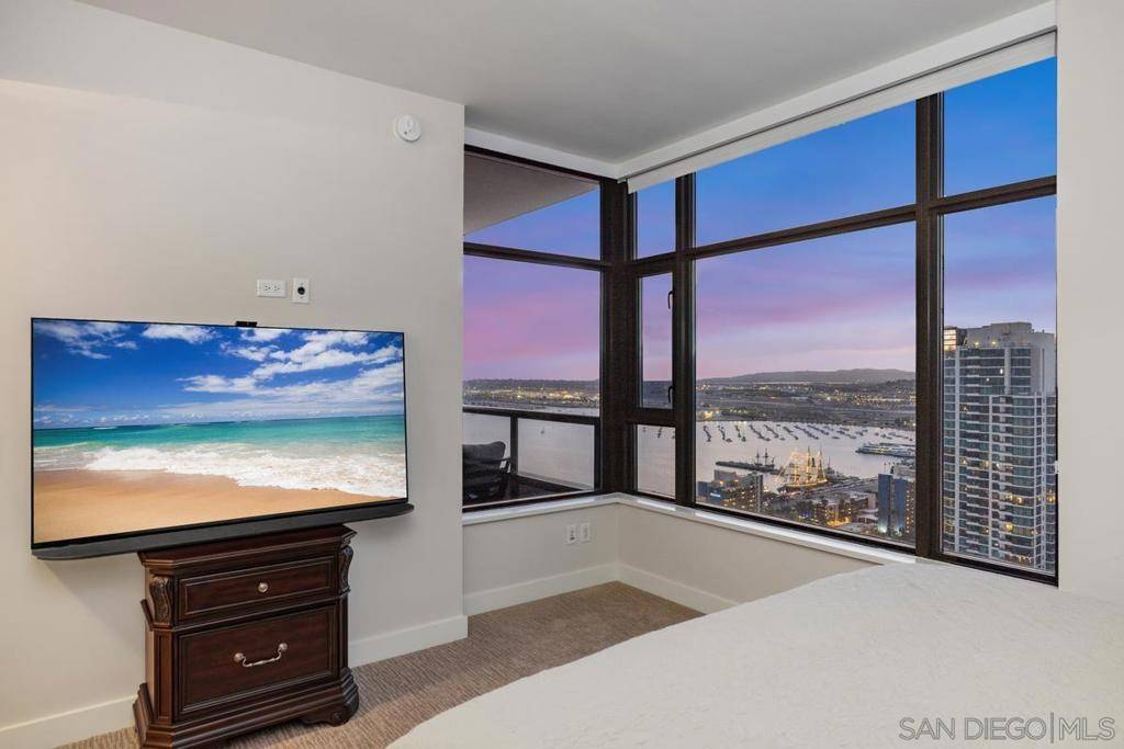 San Diego, CA 92101,700 W E St #3502