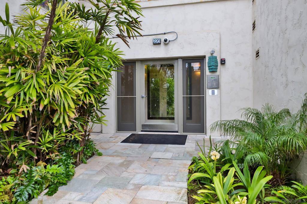 La Jolla, CA 92037,220 Coast Blvd #2M