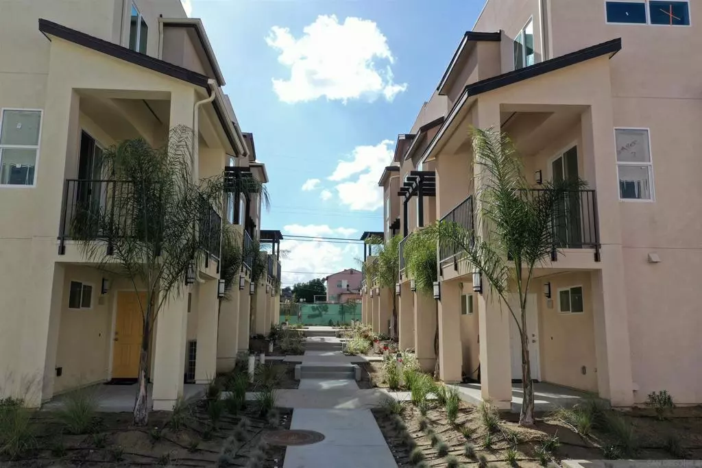 San Diego, CA 92114,5282 Naranja Street 10