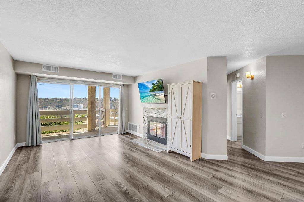 7027 Camino Degrazia #201, San Diego, CA 92111