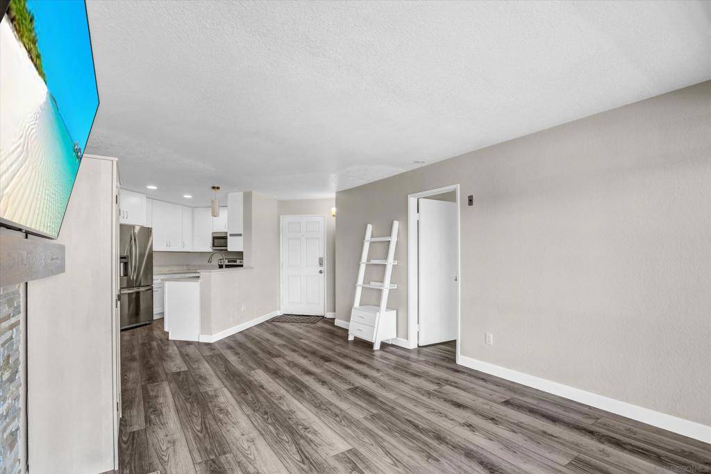 San Diego, CA 92111,7027 Camino Degrazia #201