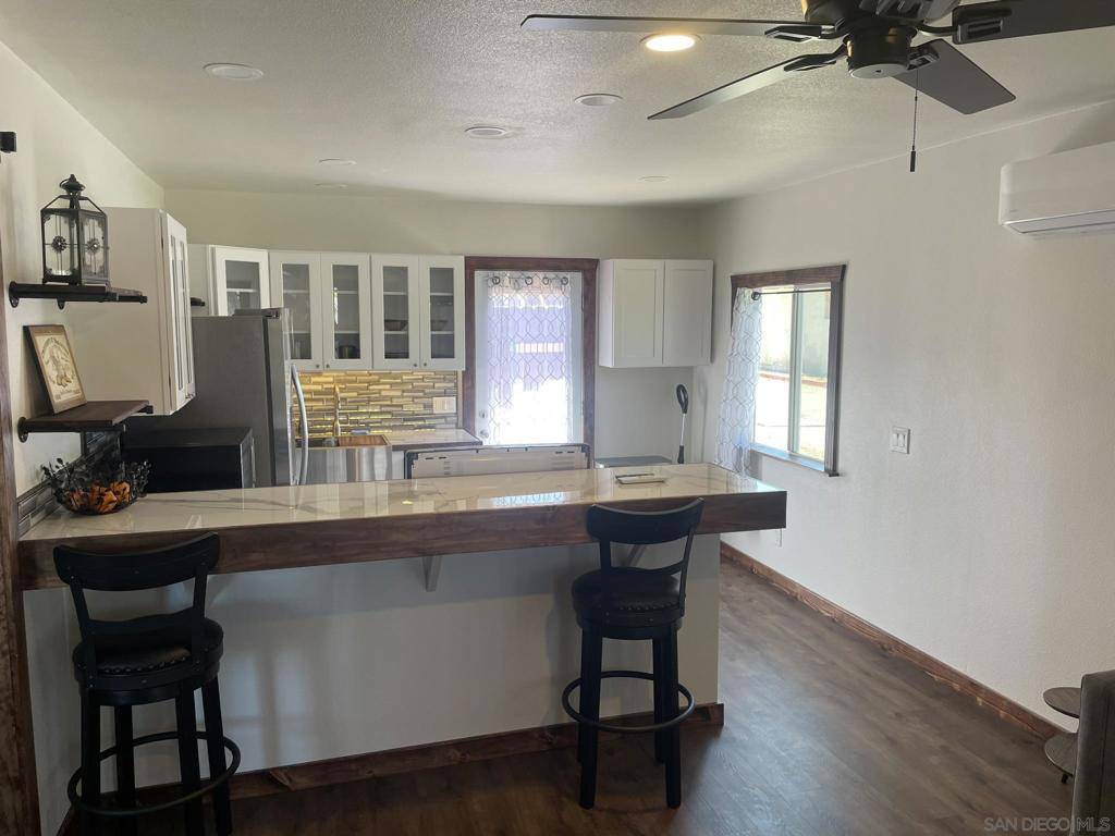 Vista, CA 92083,464 466 W Los Angeles Dr.