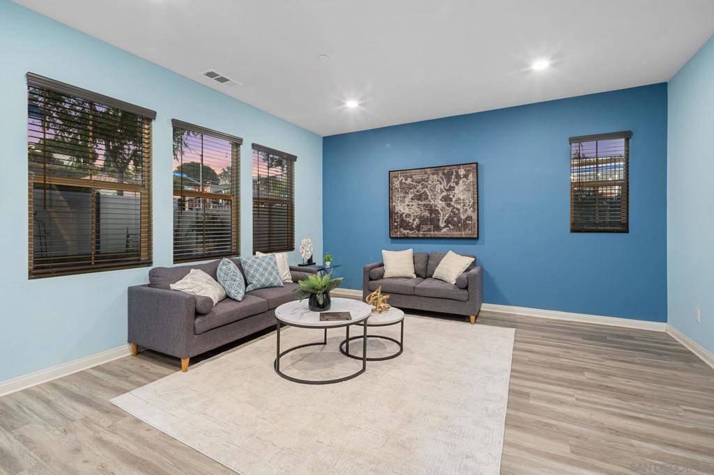 Vista, CA 92083,1384 Mesquite Dr