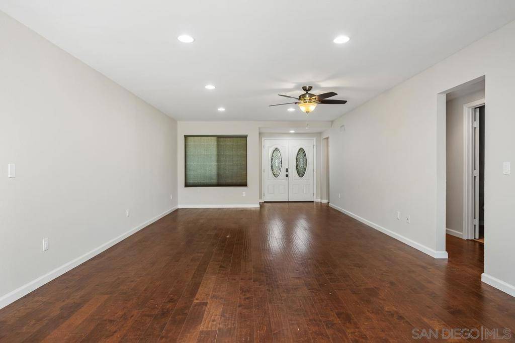 Escondido, CA 92027,1561 Oak Hill Dr