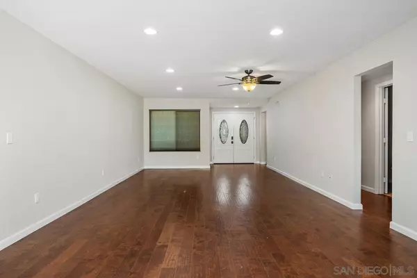 Escondido, CA 92027,1561 Oak Hill Dr