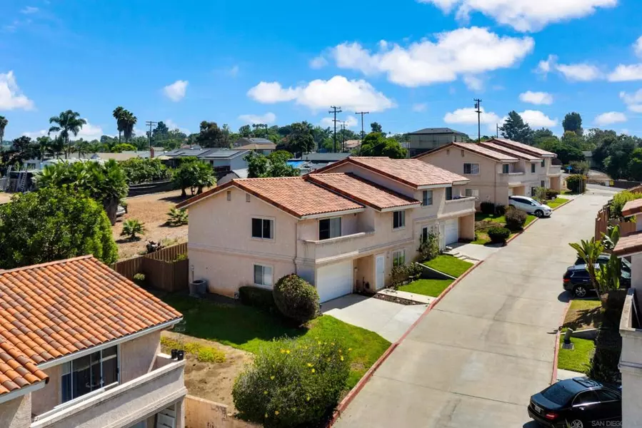 1414 Janis Lynn Ln, Vista, CA 92083