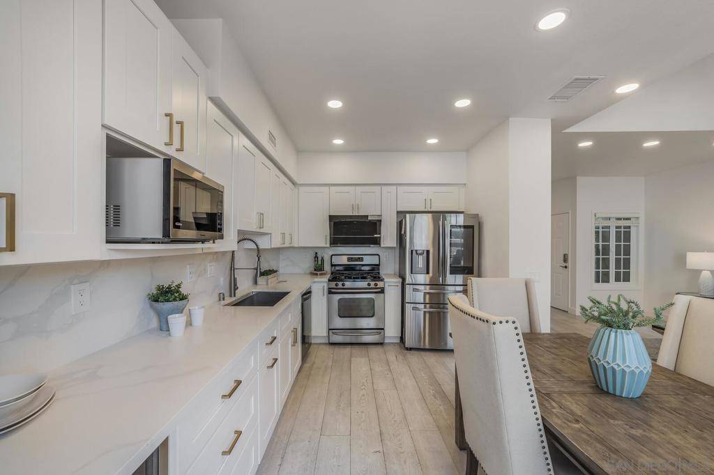 San Diego, CA 92130,3872 Creststone Pl
