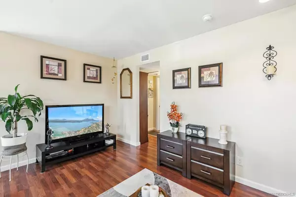 Oceanside, CA 92057,253 Holiday Way