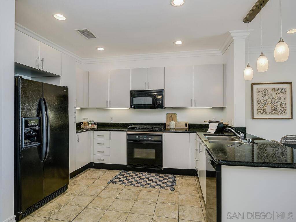 San Diego, CA 92101,525 11th Ave #1405
