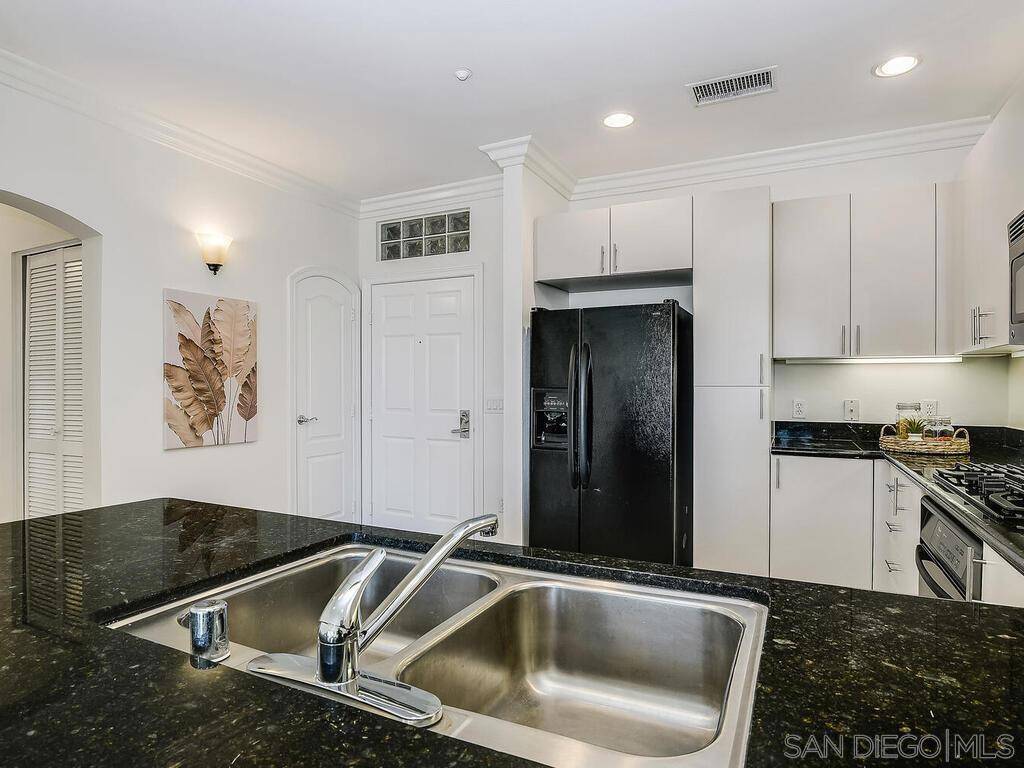 San Diego, CA 92101,525 11th Ave #1405