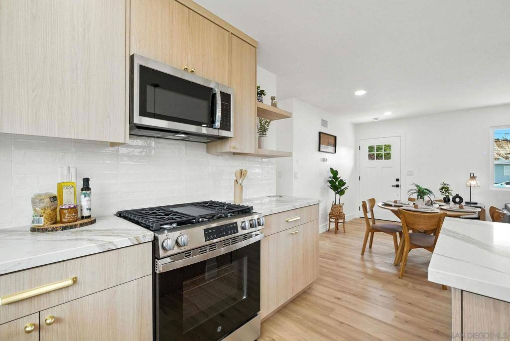 San Diego, CA 92117,4729 Lithrop Pl