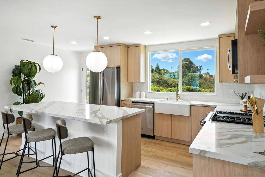 San Diego, CA 92117,4729 Lithrop Pl