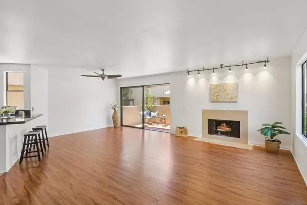 La Jolla, CA 92037,8312 Via Sonoma #113