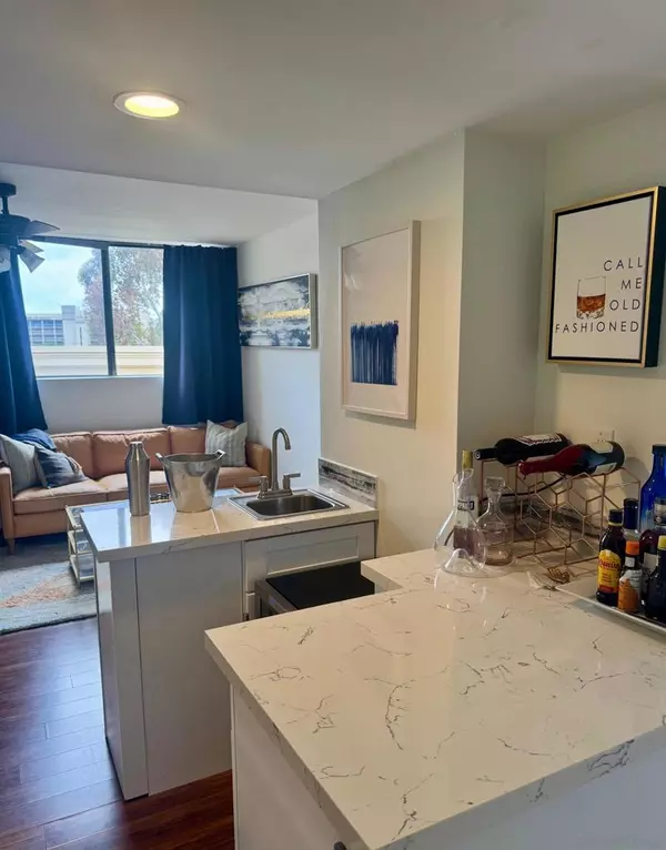 La Jolla, CA 92037,2420 Torrey Pines Rd #304B