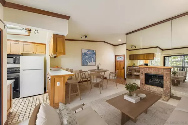 La Jolla, CA 92037,8840 Villa La Jolla Dr #304