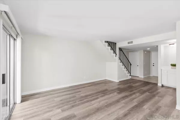 Vista, CA 92084,2112 East Vista Way #8