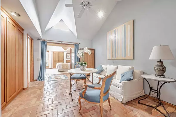 La Jolla, CA 92037,2210 Avenida De La Playa