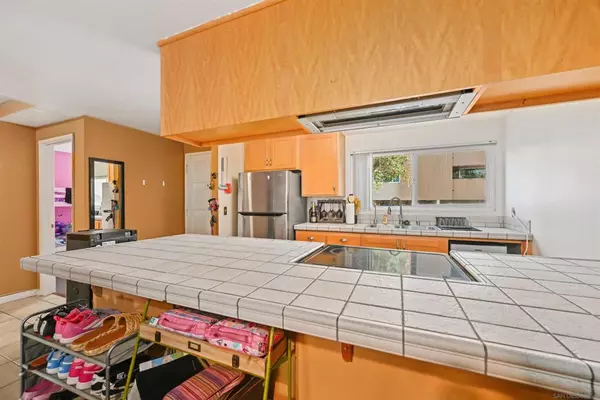 San Diego, CA 92119,8765 Lake Murray Blvd #3