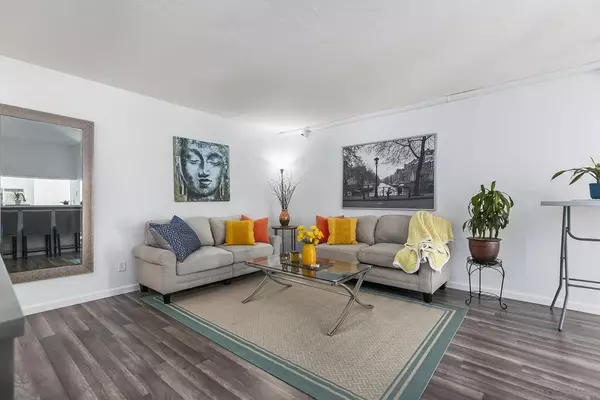San Diego, CA 91942,7506 Parkway Dr #202