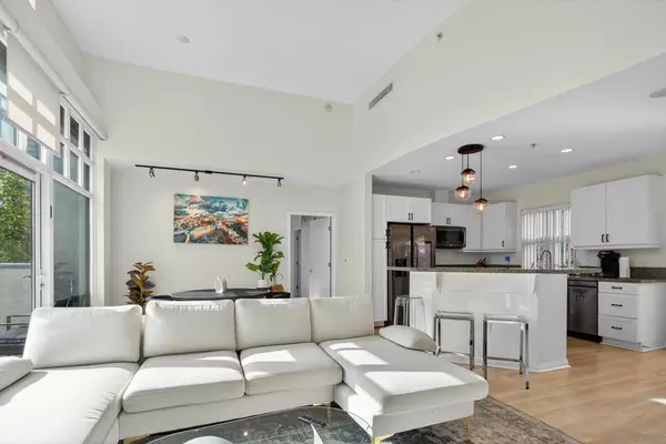 San Diego, CA 92101,555 Front St #206