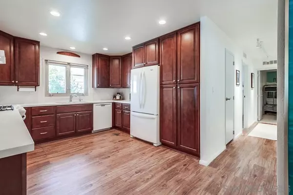 Escondido, CA 92026,1810 Lynx Glen
