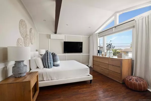 La Jolla, CA 92037,335 Gravilla Street